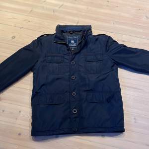 Säljer en najs Massimo dutti field jacket. Den är mkt större i strl så skulle kunna passa någon som är ca 160. Priset är inte hugget i sten så kom med prisförslag/// Albert’s Closet