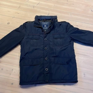 MASSIMO DUTTI  - Säljer en najs Massimo dutti field jacket. Den är mkt större i strl så skulle kunna passa någon som är ca 160. Priset är inte hugget i sten så kom med prisförslag/// Albert’s Closet
