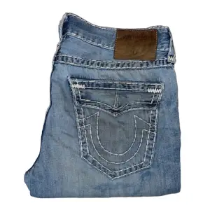 True Religion jeans. Saknar knapp på höger ficka. W36 [Ytterbenslängd 92cm] [Innerbenslängd 68cm] [Midja 48cm] [Benöppning 21cm]