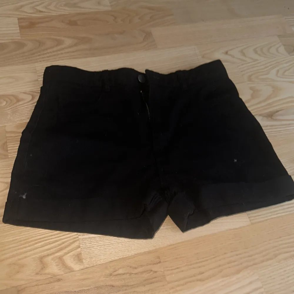 Säljer den för att den är för stor. Det är size 164. Shorts.