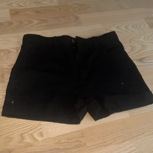 Säljer jeansen för 50 kr.  - Säljer den för att den är för stor. Det är size 164