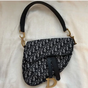 Saddler - Säljer ursnygg väska. Köpt för 1600, säljer mindre. Mini repa på logga på bild 3. Pris kan diskuteras 💕