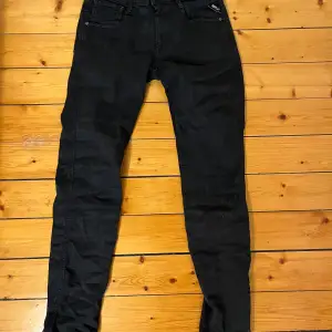 Levis hyperflex black jeans i storlek 29/32. Har normal passform men är mycket strechiga. Använda men i bra skick och har mycket kvar att ge. Original pris 1499:-. Skicka pm för mer info och bilder. 