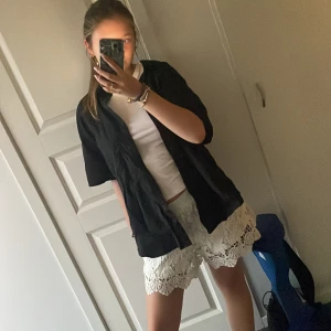 Svart Oversized skjorta - Kortärmad svart skjorta i storlek M, säljer pga att det inte är min stil längre💕 Använd några gånger men inga defekter!