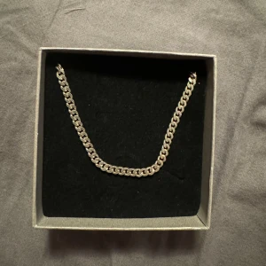 Silver halsband 45 cm långt 4 mm bred  - Skick 9/10  Pris går att diskutera  Byten är av intresse  Finns i kisa 