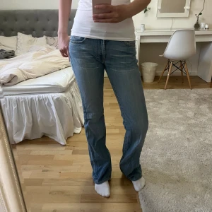 Gina jeans - Säljer ett par superfina bootcut jeans från Gina som inte går att köpa längre. Säljer pågrund av att dom är lite stora. Köpta för några år sedan men knappt använda. Skriv för fler frågor eller bilder🤍