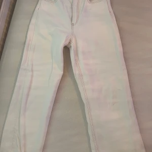 Vita jeans  - Säljer mina vita jeans eftersom de är för små för mig. Jeansen är från dr.denim och köpta för 400kr. Använt 2 gång och är i fint skick.