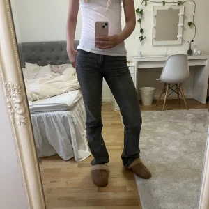 Gina jeans - Säljer ett par supersnygga jeans från Ginatricot. Denna längden i jeansen finns inte kvar längre, dom är lite längre än vanliga Gina jeansen. Köpta för 3 års sedan men i ett dina skick, inga fläckar, hål eller liknande. Pris kan diskuteras🤍