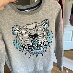 Kenzo tröja - Äkta kenzotröja som jag fått i present men växt ut. Knapp använd. Passar både tjejer och killar💕