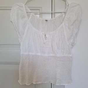Vit blus  - Vit blus i bra skick 