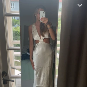 Balklänning shona yoy - Jättefin exklusiv klänning från shona yoy, kostade 2700 kr ink frakt så säljer för 2000 men är öppen för bud! Endast testad med lapp kvar