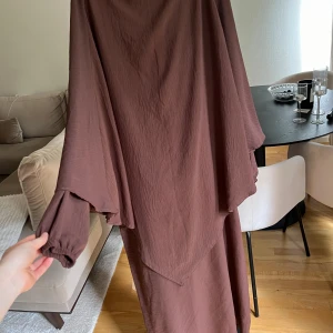 Brun abaya +khimar  - Helt ny!  Det ingår en abaya och en khimar. Priset avser dem tillsamman Längd :140 på abaya Spårbart frakt för 80kr