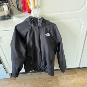 The north face jacka S - Jag säljer en fin the north face jacka. Den är i bra skick. 