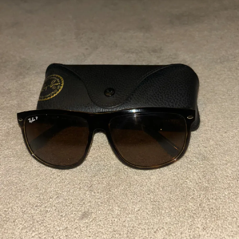 Bakåtlutande rayban boyfriend.  Färg-Brun. Accessoarer.