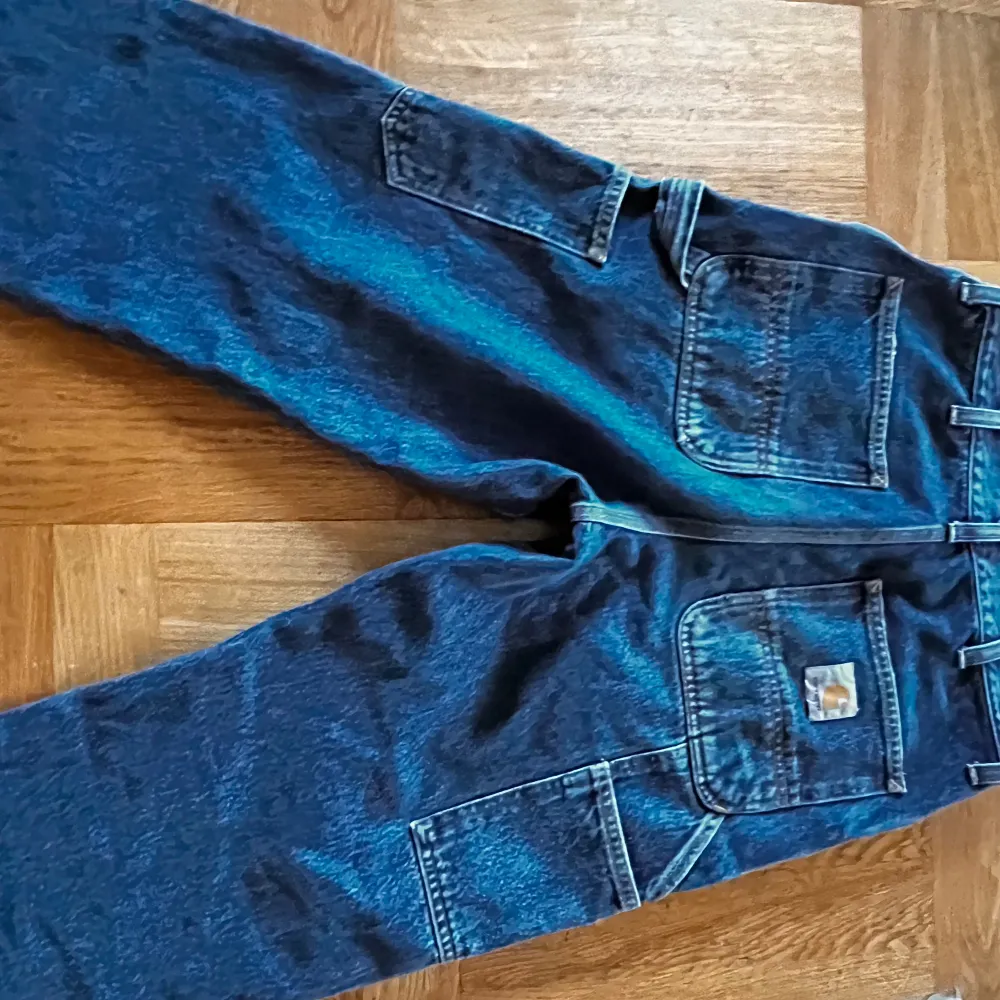 Carhartt jeans i bra skick storlek W28 L32 skriv till mig för mer bilder eller info. Jeans & Byxor.