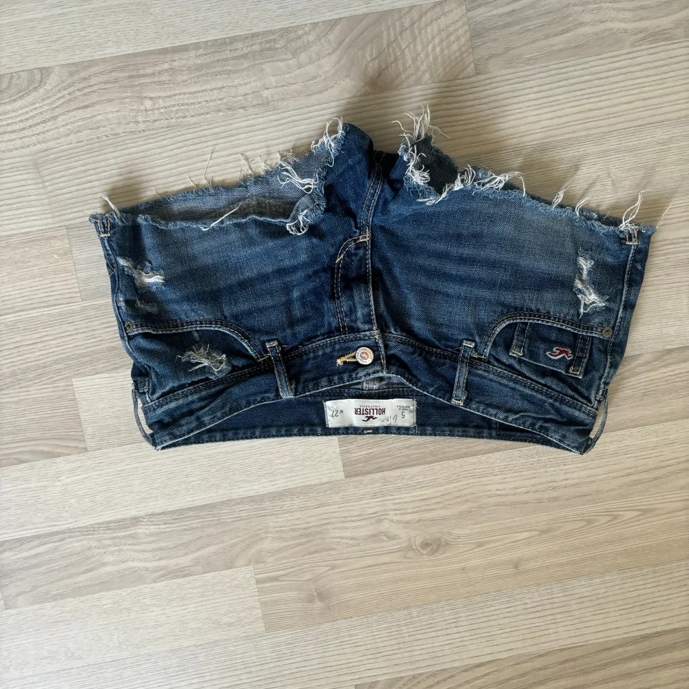 Lågmidjade jeansshorts från hollister. Supercoola med knappar på bakfickorna. Midjemåttet rakt över: 38cm🩷priset går att förhandla!  Skriv gärna vid frågor eller funderingar 💖💖. Shorts.