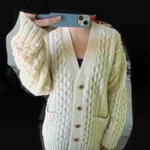 Stickad kofta - Säljer denna oanvända kabelstickade kofta från Brandy Melville, med lappen kvar. Passar inte mig därför säljer jag. Så snygg med jeans shorts eller jeanskjol i sommar!😍 nypris 528