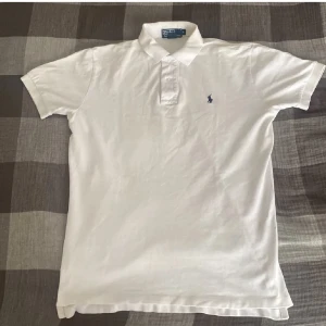 Ralph lauren piké - Säljer min Ralph Lauren pike. Finns lite defekter nere vid höger på tröjan men inget allvarligt. 