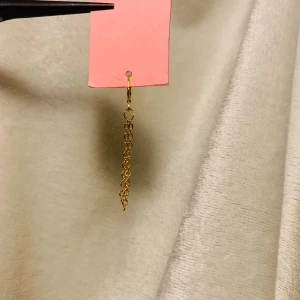 Chain 🩷 - Ett så fint örhänge som är lite mer festligt och helt perfekt att ha på en fest eller ge bort i present!OBS säljs styckvis🎀🩷