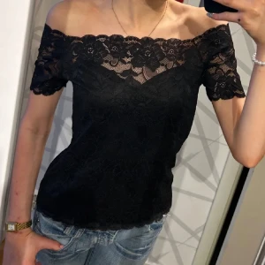 Spetstopp off shoulders  - Så snygg off shoulder spets topp, storlek xs men kan nog även passa en s då den är stretchig. Köp sker via köp nu, jag postar inom 24h. Så länge annonsen inte är markerad som såld finns tröjan kvar!