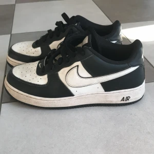 Sneakers - Sparsamt använda