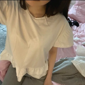 Sommar tröja - Gullig topp till sommaren från Kappahl🥰 Köpt i barnstorlek 158/164 men är stor i storleken så passar både xs och s