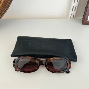 LOUIS solglasögon corlin eyewear - Säljer dessa super snygga solglasögon från corlin eyewear i färgen TORTOISE BROWN. Glasögonen är mycket sparsamt använda, och är därav i nyskick! Nypris 1299kr🌷