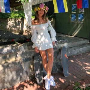 Adoore klänning  - Perfekt på midsommar! På sista bilden ser man en liten liten blå fläck som säkert går bort i tvätten. 