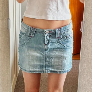 Jeanskjol - Cool jeanskjol med detaljer! De gröna fläckarna på bakfickorna är inte gräsfläckar, utan det ska vara så😄 Midja: 29cm, längd: 30cm