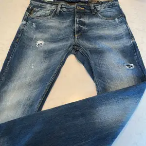 Svinsnygga Jack & Jones jeans. Inga defekter med jävligt snygg tvätt och rivningar. 9/10 skick och pris är alltid diskuterbart 🍾