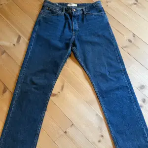 Ett par mörk blåa Jack & Jones jeans som jag inte använder och vill bli av med. 31/32 är storleken och dom är Loose / Chris. Skick 8/10 och dom är inte använda så mycket. Hör av er om ni har några frågor! 