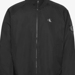 Calvin Klein jacka - Helt ny Calvin klein jacka, äkta. Säljer på grund av att den va för stor och fick ingen retur. Säljer för 1000kr, (ord pris 1600kr). Pris kan diskuteras.