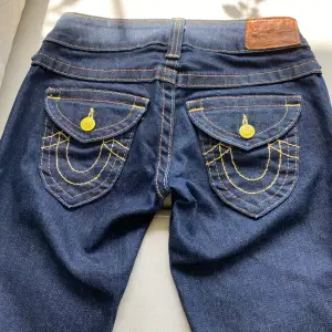 Ett par lågmidjade True Religion jeans köpta här på Plick, säljer eftersom dem inte var i min storlek.