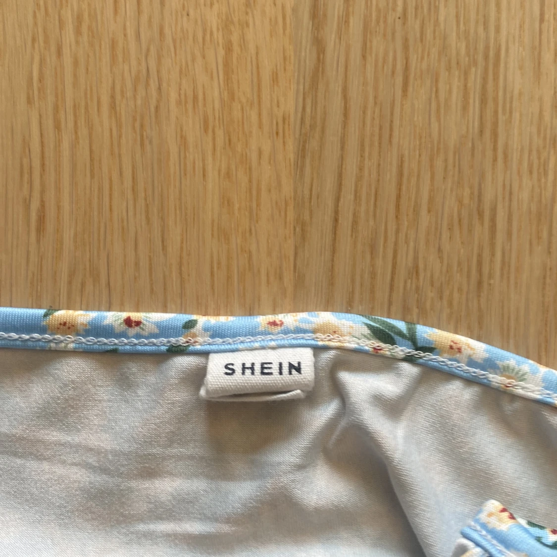 Blommig kort klänning - 91