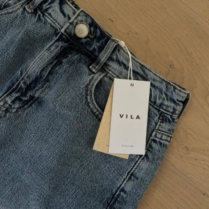 Lång skjol från Vila - Jättesnygg skjol från Vila. Aldrig använd och är i bra skick🤍