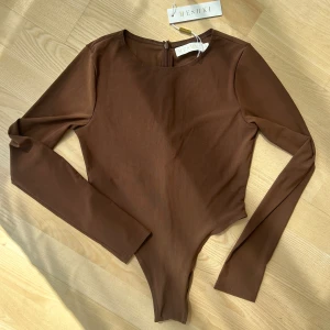 Body long sleeve - Body i mesh med en inbyggd ”bh”. Köpt från Meshki aldrig använt. 