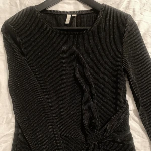 Svart Klänning - Ej glittrig, ljusets fel♡ Skicka gärna prisförslag ♡ Frågor? Kontakta mig, svarar snabbt ♡