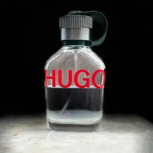 Parfym: Hugo boss Hugo man  Mått: 5 ml, 10 ml  Beskrivning: Träig, manlig, fräsch doft som passar perfekt för träningspasset och gymmet men också sommardagar på grund av dens fräscha sexiga doft. 
