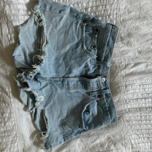 Levis shorts - Säljer dessa Levis shorts då dom inte kommit till användning längre. Super fin färg till sommaren. Dom är sparsamt använda och inga defekter. 