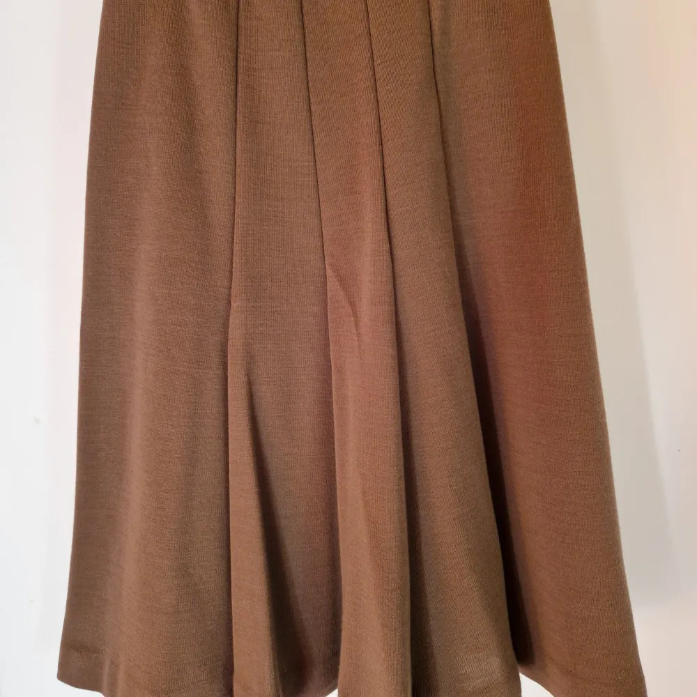 Academic brun kjol, väldigt bra skick, knälång, elastisk runt midjan, bekvämt tyg, skön hela året runt . Kjolar.