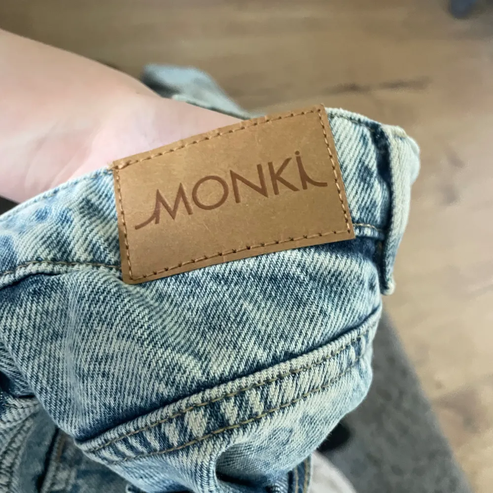 Högmidjade ljusblåa jeans från Monki i storlek 27 (S). Använda någon enstaka gång. Långa på mig som är ca 167. Jeans & Byxor.