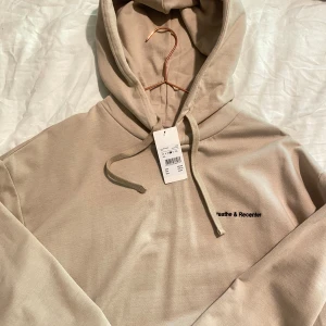 Beige Hoodie - Helt oanvänd med lapp kvar ♡ Mjuk material och fin färg♡ Pris är diskuterbart vid snabb affär, fraktar snabbt♡Frågor? Kontakta mig, svarar snabbt♡ Original pris: 299kr♡