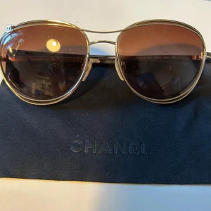 Chanel solglasögon  - Solglasögon. Inköpt i Frankrike.   Fodral finns. Allt på bilden ingår!  Köpte i butik i Montecarlo.  Nypris: 5000 euro 