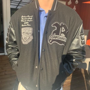 Basebolljacka  - Storlek: L från H&M och har orginaltrogen pris 1000kr. Inga defekter och har använts några få gånger. 