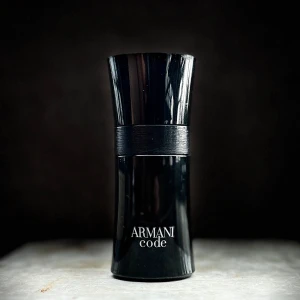 Armani code edt - parfym - Parfym: Armani code EDT  Mått: 5 ml, 10 ml  Beskrivning: Allälskad, maskulin, Sofistikerad, lädrig doft som passar perfekt för Jobb/Skol parfym men också speciella event för att ge en professionell känsla.  