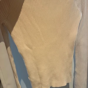 Långärmad tröja - En urringad lite tjockare långärmad tröja från HM i storlek L. Säljer pågrund av ingen användning men bra skick. Pris går alltid att diskutera och kontakta mig för fler frågor eller bilder.