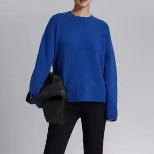 Stickad blå tröja från & other stories!! Så snygg färg, storlek S 🤍🤍🤍bra skick använd endast 1-3 gånger!