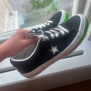 Sad boys converse - Ett par runt sällsynta Converse med ett samarbete med sad boys/yung Lean. De släppte bara runt 50 st i Sverige av det så det är väldigt svåra att få tag på. Hör av er vid frågor 😁