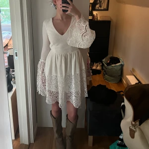 Klänning - Säljer den här otroligt fina klänningen. Köpte den för flera år sen, men knappt använd. Supersöt med sjukt snygg rygg. 💞🌸