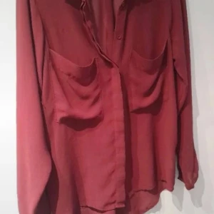 Vinröd blus xs  - Super skön och tunnt tyg. Xs 